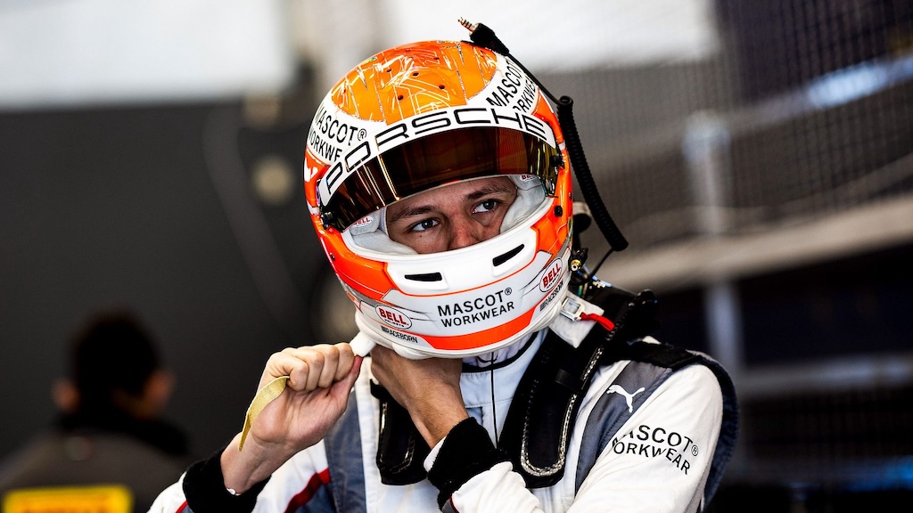 Bastian Buus i kamp mod Max Verstappen på Nürburgring. 
(Foto: Dinamic GT)